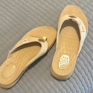 Hey Dude Women's Beige Tan Flip Flop Sandals